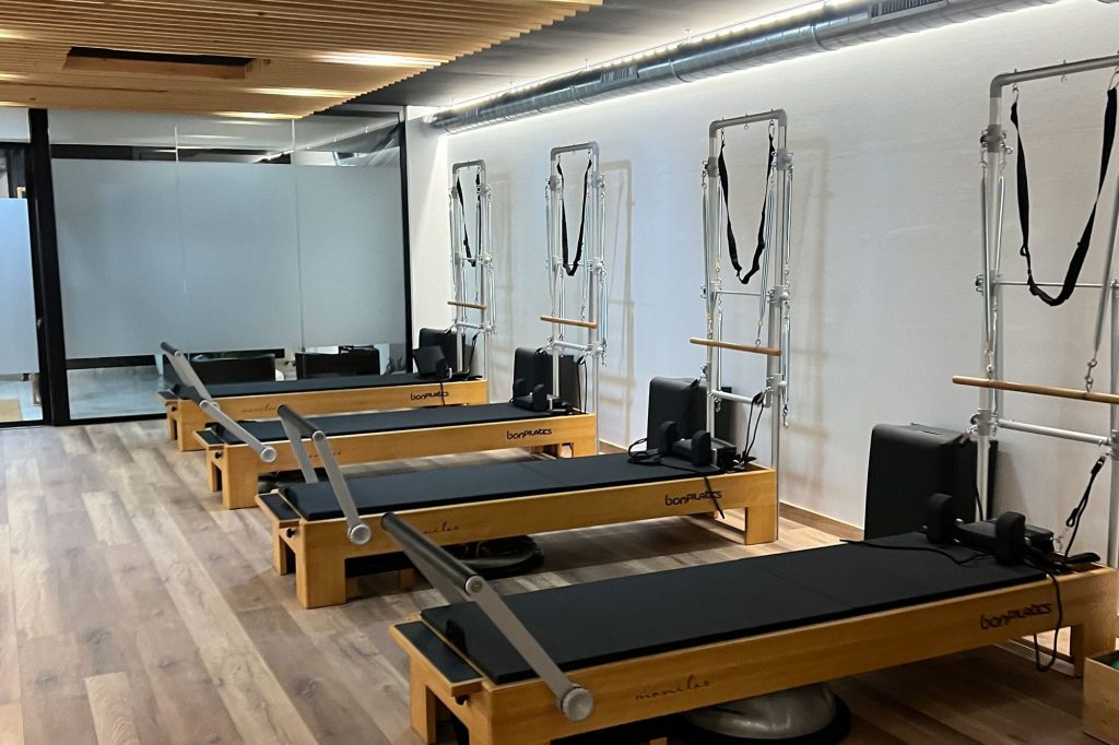 Sala de máquinas Reformer en Pilates Esplugues