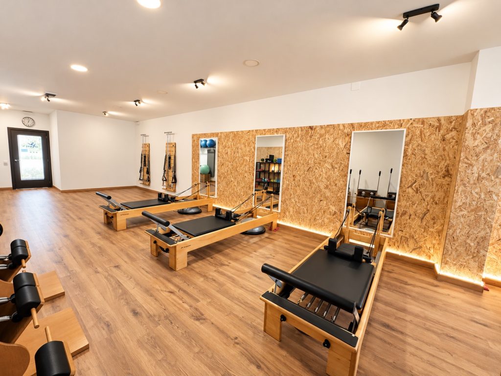 Sala luminosa con máquinas Reformer en el centro Campreciós de Pilates Esplugues