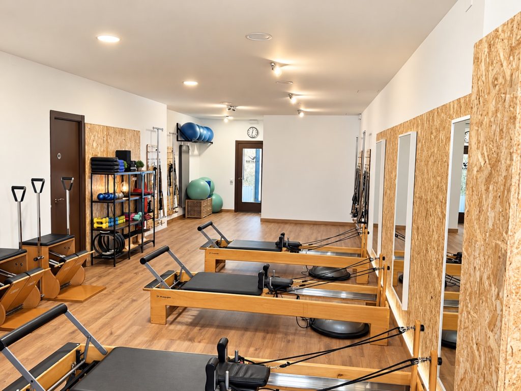 Vista general de la sala del centro Campreciós de Pilates Esplugues, con Reformer, Combo Chair y material
