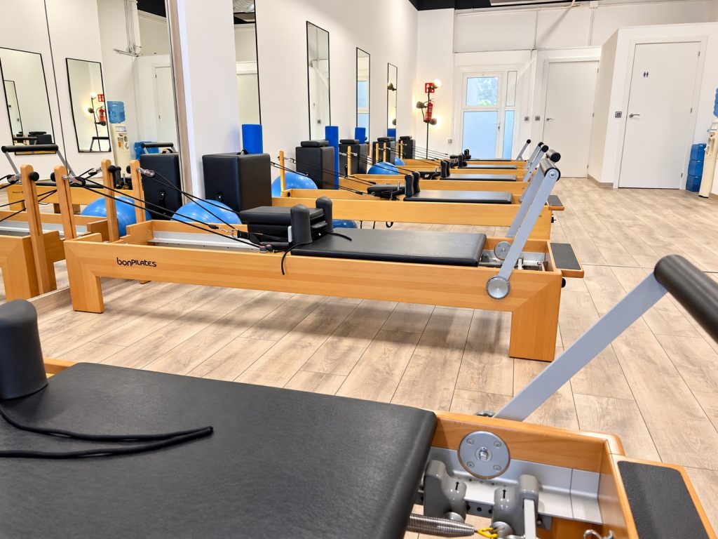 Fila de máquinas Reformer en el centro Alegría de Pilates Esplugues