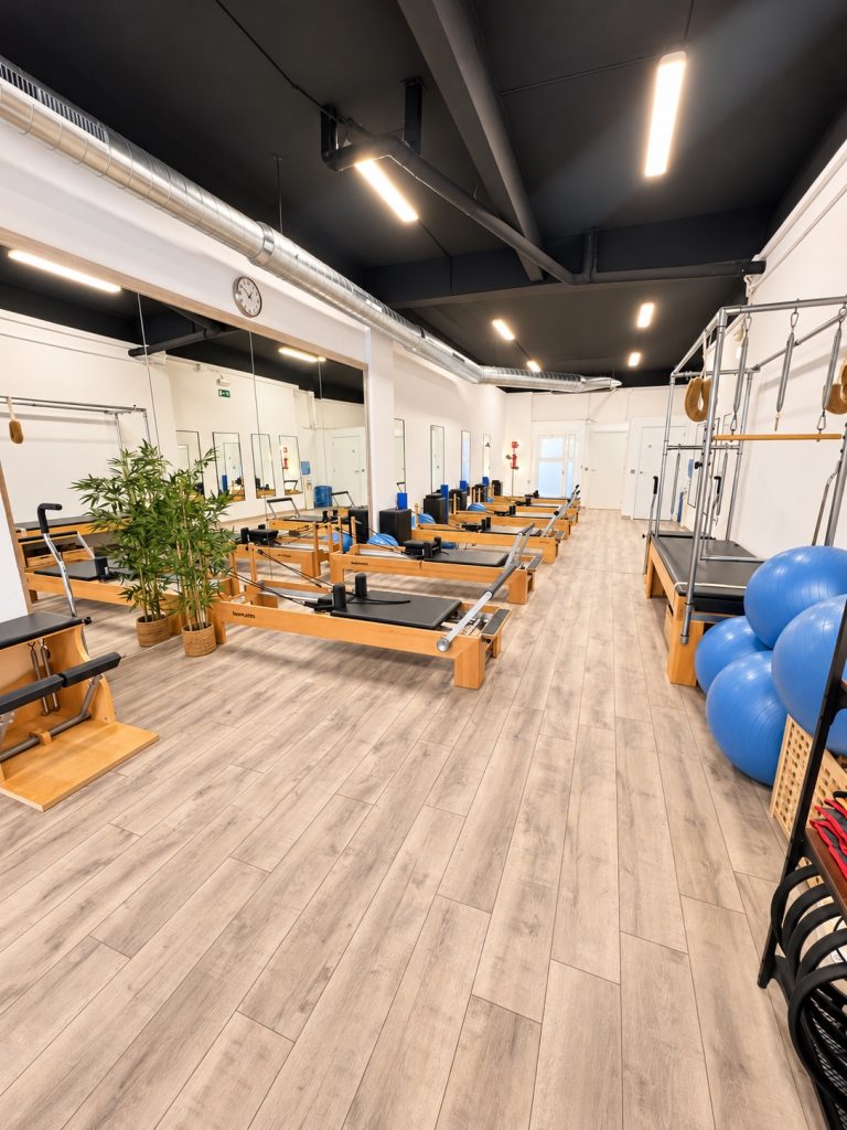 Sala completa de máquinas Reformer en el centro Alegría de Pilates Esplugues