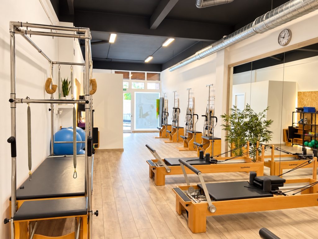 Vista de la sala de máquinas desde la entrada del centro Alegría de Pilates Esplugues