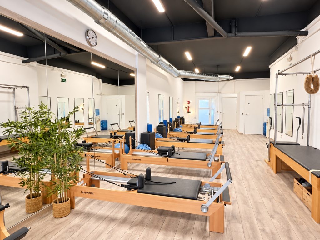 Vista general de la sala de Reformers del centro Alegría de Pilates Esplugues