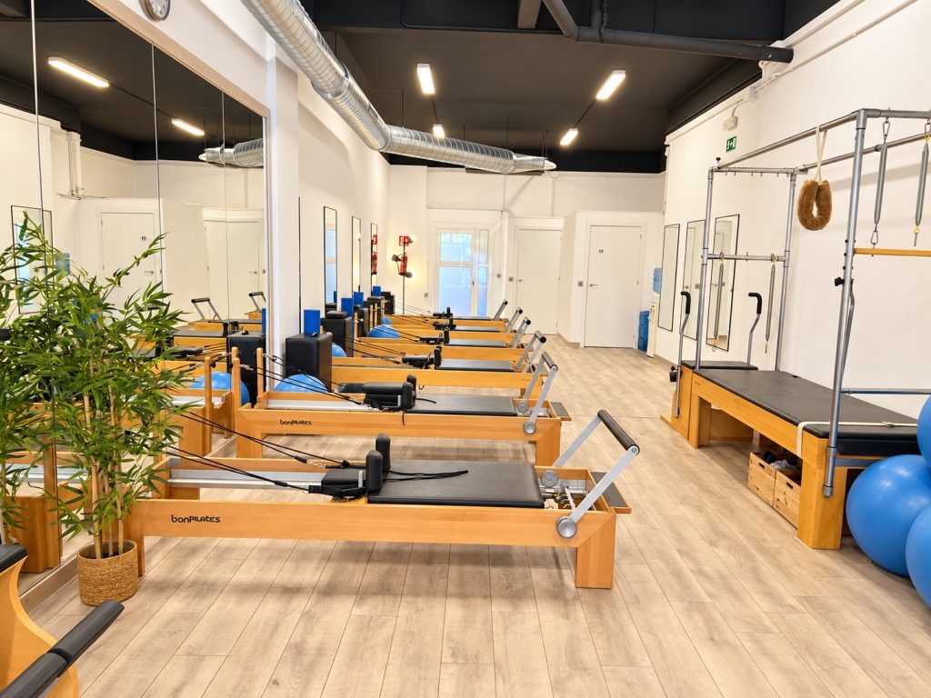 Sala con máquinas Reformer y Cadillac en el centro Alegría de Pilates Esplugues